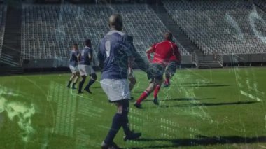 Spor stadyumundaki ragbi maçında veri işleme animasyonu. küresel spor, rekabet ve veri işleme kavramı dijital olarak oluşturulmuş video.