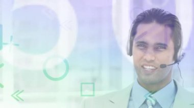 Telefon kulaklığı takan adamın üzerindeki yeşil şekillerin ve numaraların animasyonu. küresel bağlantılar, dijital arayüz ve teknoloji konsepti dijital olarak oluşturulmuş video.