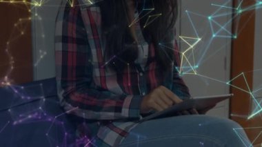 Ofiste dijital tablet kullanan Asyalı kadınlara karşı olan bağlantılar. küresel ağ ve iş teknolojisi kavramı