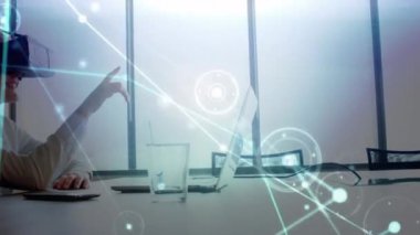 VR kulaklık takan kadın üzerindeki bağlantı ağının animasyonu. küresel bağlantılar, veri işleme, dijital arayüz ve teknoloji konsepti dijital olarak oluşturulmuş video.