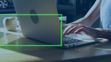 Laptop kullanarak kadının üzerinde titreşen yeşil neon çerçevenin animasyonu. küresel bağlantılar, veri işleme, dijital arayüz ve teknoloji konsepti dijital olarak oluşturulmuş video.