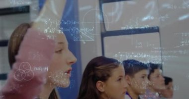 Matematiksel denklemlerin okul çocuklarının öğrenmesi üzerine animasyonu. küresel eğitim, teknoloji ve bağlantılar konsepti dijital olarak oluşturulmuş video.