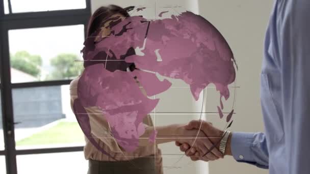 ビジネスマンの握手以上の地球のアニメーション ビジネス テクノロジー デジタルインターフェースの概念がデジタルで生成されたビデオ — ストック動画