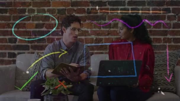 オフィスでノートパソコンを使用してビジネスの人々の上に図面のアニメーション 世界的なビジネス データ処理の概念デジタルで生成されたビデオ — ストック動画