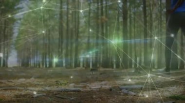 Ormanda egzersiz yapan kadın üzerindeki bağlantı ağının animasyonu. küresel bağlantılar, fitness, refah konsepti dijital olarak oluşturulmuş video.