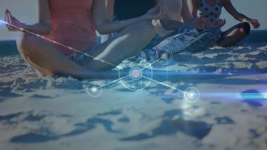 Yoga yapan, plajda meditasyon yapan bir grup kadın arkadaşın veri işleme animasyonu. global spor, fitness ve bağlantı konsepti dijital olarak oluşturulmuş video.