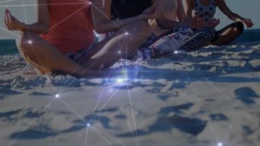Yoga yapan, plajda meditasyon yapan bir grup kadın arkadaşın veri işleme animasyonu. global spor, fitness ve bağlantı konsepti dijital olarak oluşturulmuş video.