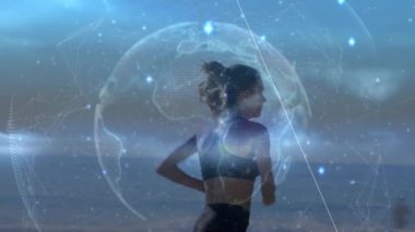 Sahil kenarında koşan sağlıklı bir kadın için tarama ve veri işleme animasyonu. fitness, refah ve veri işleme konsepti dijital olarak oluşturulmuş video.