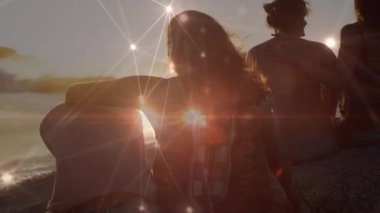Mutlu arkadaş grubunun plajda eğlenmesi üzerine bağlantı ağlarının animasyonu. Genel bağlantı, konsept olarak dijital olarak oluşturulmuş video.