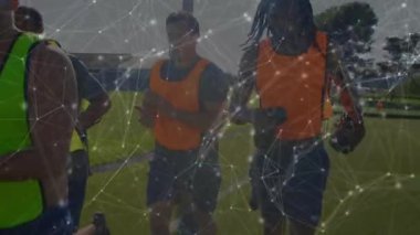 Futbol oyuncuları üzerinde veri işleme ve bağlantı ağının animasyonu. global spor, rekabet, bağlantılar, veri işleme konsepti dijital olarak oluşturulmuş video.