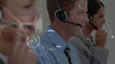 Telefon kulaklığı takan iş adamlarıyla bağlantı ağının animasyonu. küresel bağlantılar, dijital arayüz, teknoloji ve ağ konsepti dijital olarak oluşturulmuş video.