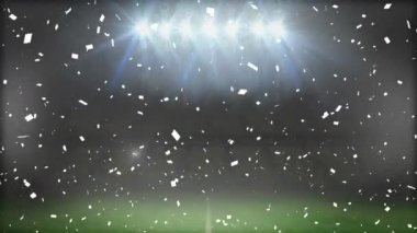 Spor stadyumundaki cam duvarı kıran futbol topunun üzerine düşen beyaz konfeti animasyonu. spor, zafer, başarı, rekabet ve kutlama konsepti, dijital olarak oluşturulmuş video.