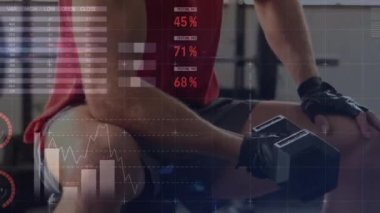 Güçlü adam egzersizleriyle ilgili veri işleme ve istatistiklerin animasyonu. global spor, fitness ve veri işleme konsepti dijital olarak oluşturulmuş video.