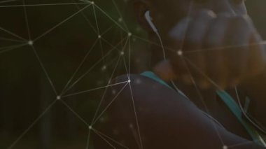 Egzersiz yapan kadınlar üzerindeki bağlantı ağının animasyonu. küresel bağlantılar, fitness, refah konsepti dijital olarak oluşturulmuş video.