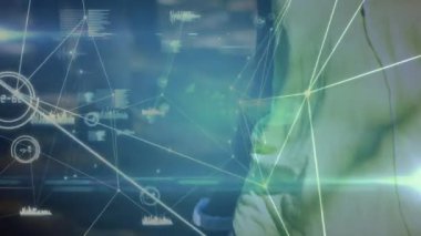 Ormanda egzersiz yapan kadın üzerindeki bağlantı ağının animasyonu. küresel bağlantılar, fitness, refah konsepti dijital olarak oluşturulmuş video.