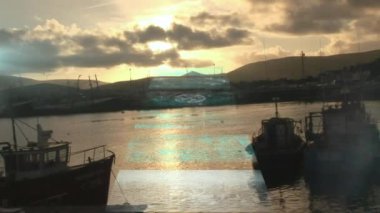 Manzara üzerinde veri işleme ile ekranların animasyonu. küresel bağlantılar, veri işleme ve teknoloji konsepti dijital olarak oluşturulmuş video.