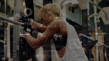 Spor salonunda egzersiz yapan bir kadın hakkında yapılan tarama ve veri işleme animasyonları. fitness, refah ve veri işleme konsepti dijital olarak oluşturulmuş video.