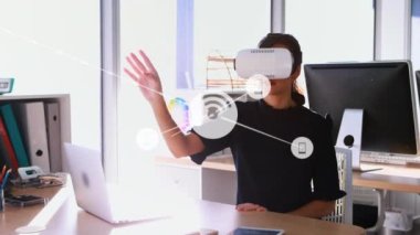 Bağlantı ağlarının animasyonu ve telefon kulaklığı takan bir iş kadını. küresel bağlantılar, dijital arayüz ve teknoloji konsepti dijital olarak oluşturulmuş video.