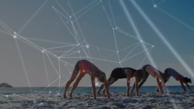 Yoga yapan, plajda meditasyon yapan bir grup kadın arkadaşın veri işleme animasyonu. global spor, fitness ve bağlantı konsepti dijital olarak oluşturulmuş video.