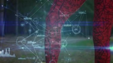Ormanda egzersiz yapan bir kadın üzerindeki bağlantı ağının animasyonu. küresel bağlantılar, fitness, refah konsepti dijital olarak oluşturulmuş video.