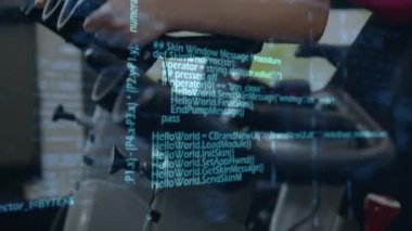 Spor salonunda egzersiz yapan bir kadın hakkında veri işleme animasyonu. fitness, refah ve veri işleme konsepti dijital olarak oluşturulmuş video.