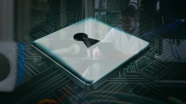 Tablet kullanılarak sisentist üzerinde dijital asma kilit animasyonu. küresel internet güvenliği, bağlantılar ve veri işleme konsepti dijital olarak oluşturulmuş video.