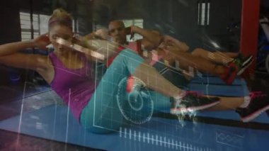 Spor salonunda egzersiz yapan erkek ve kadınların taranması ve veri işlemesinin animasyonu. fitness, refah ve veri işleme konsepti dijital olarak oluşturulmuş video.