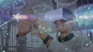 VR kulaklık kullanarak iş adamı üzerinden bağlantı ağının animasyonu. küresel iş, bağlantılar, veri işleme ve teknoloji konsepti dijital olarak oluşturulmuş video.