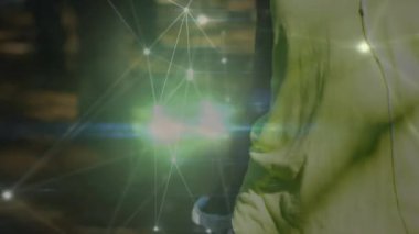 Ormanda egzersiz yapan bir kadın üzerindeki bağlantı ağının animasyonu. küresel bağlantılar, fitness, refah konsepti dijital olarak oluşturulmuş video.