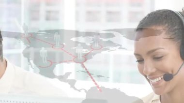 Telefon kulaklığı takan iş kadını simgeleriyle dünya haritasının animasyonu. küresel bağlantılar, dijital arayüz, teknoloji ve ağ konsepti dijital olarak oluşturulmuş video.