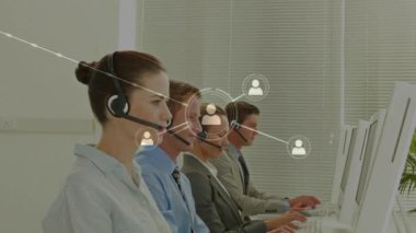 Telefon kulaklığı takan iş adamlarıyla bağlantı ağının animasyonu. küresel finansman, iş dünyası, dijital arayüz ve teknoloji konsepti dijital olarak oluşturulmuş video.