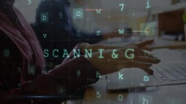 Bilgisayar kullanan bir kadına yapılan siber saldırı uyarısı. küresel internet güvenliği, bağlantılar ve veri işleme konsepti dijital olarak oluşturulmuş video.