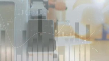 Beden eğitiminde egzersiz yapan bir adamın bağlantı ve veri işleme ağının animasyonu. global spor, fitness, veri işleme ve dijital arayüz kavramı dijital olarak oluşturulmuş video.