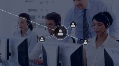 Telefon kulaklığı kullanan iş adamları üzerinden bağlantı ağının animasyonu. küresel iş, bağlantılar, teknoloji ve veri işleme kavramı dijital olarak oluşturulmuş video.
