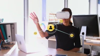 Bağlantı ağlarının animasyonu ve telefon kulaklığı takan bir iş kadını. küresel bağlantılar, dijital arayüz ve teknoloji konsepti dijital olarak oluşturulmuş video.