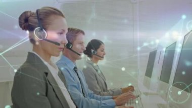 Telefon kulaklığı takan iş adamlarıyla bağlantı ağının animasyonu. küresel finansman, iş dünyası, dijital arayüz ve teknoloji konsepti dijital olarak oluşturulmuş video.