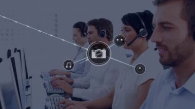 Telefon kulaklığı takan iş adamlarının simgeleriyle bağlantı ağının animasyonu. küresel bağlantılar, dijital arayüz, teknoloji ve ağ konsepti dijital olarak oluşturulmuş video.