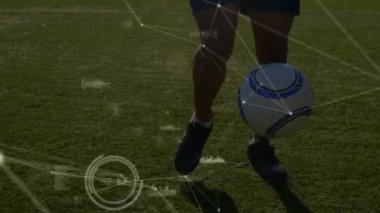 Futbol oyuncuları üzerinde veri işleme ve bağlantı ağının animasyonu. global spor, rekabet, bağlantılar, veri işleme konsepti dijital olarak oluşturulmuş video.
