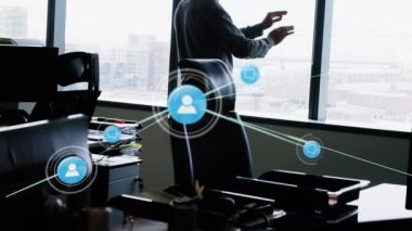 Bağlantılar ve telefon kulaklığı takan iş adamlarının animasyonları. küresel bağlantılar, dijital arayüz ve teknoloji konsepti dijital olarak oluşturulmuş video.