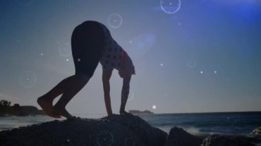 Yoga yapan bir kadının üzerine dünyanın animasyonu. Genel bağlantı, konsept olarak dijital olarak oluşturulmuş video.