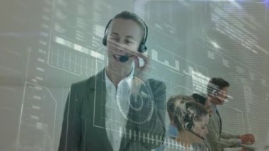 Telefon kulaklığı kullanan iş adamlarının dijital arayüzünün animasyonu. küresel iş, bağlantılar, veri işleme ve teknoloji konsepti dijital olarak oluşturulmuş video.