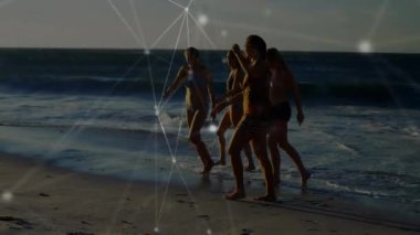 Mutlu arkadaş grubunun kumsal boyunca yürümesi ve eğlenmesi üzerine bağlantı ağlarının animasyonu. Genel bağlantı, konsept olarak dijital olarak oluşturulmuş video.