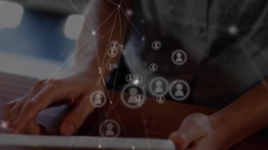 VR kulaklık kullanan kadın üzerindeki bağlantı ağının animasyonu. küresel iş, bağlantılar, veri işleme ve teknoloji konsepti dijital olarak oluşturulmuş video.