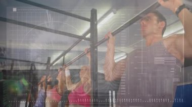 Spor salonunda egzersiz yapan erkek ve kadınların taranması ve veri işlemesinin animasyonu. fitness, refah ve veri işleme konsepti dijital olarak oluşturulmuş video.