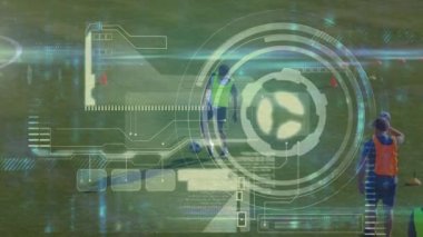 Futbolcular üzerinde veri işleme ve tarama animasyonu. global spor, rekabet, bağlantılar, veri işleme konsepti dijital olarak oluşturulmuş video.