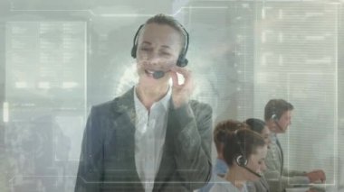 Telefon kulaklığı kullanan iş adamlarının dijital arayüzünün animasyonu. küresel iş, bağlantılar, veri işleme ve teknoloji konsepti dijital olarak oluşturulmuş video.