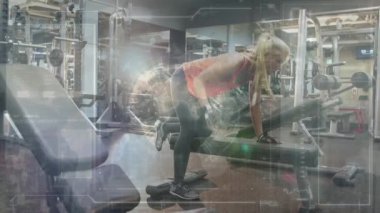 Spor salonunda egzersiz yapan bir kadın hakkında yapılan tarama ve veri işleme animasyonları. fitness, refah ve veri işleme konsepti dijital olarak oluşturulmuş video.