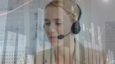 Telefon kulaklığı takan iş kadınının finansal ve istatistiksel veri işleme animasyonu. küresel finansman, iş dünyası, dijital arayüz ve teknoloji konsepti dijital olarak oluşturulmuş video.