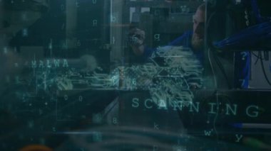 Tablet kullanan siber saldırı uyarısı ve asma kilidin animasyonu. küresel internet güvenliği, bağlantılar ve veri işleme konsepti dijital olarak oluşturulmuş video.