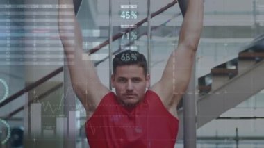 Spor salonunda egzersiz yapan zinde bir adamın bağlantı ve veri işleme ağının animasyonu. global spor, fitness, veri işleme ve dijital arayüz kavramı dijital olarak oluşturulmuş video.